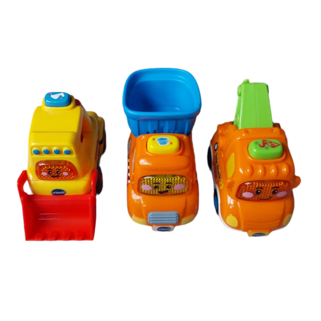 Vtech, Smart Wheels Construction Vehicle Pack, With this VTech Toot Toot Construction Vehicles Toyset, toddlers will love hearing new words as they make friends with Ben the Bulldozer, Doug the Dump Truck and Tony the Tow Truck. Press the light-up windshield on each vehicle to hear phrases, songs, melodies, and the letters “B”, “D” and “T”. Each vehicle has a mechanical part that moves for fine-motor development.
