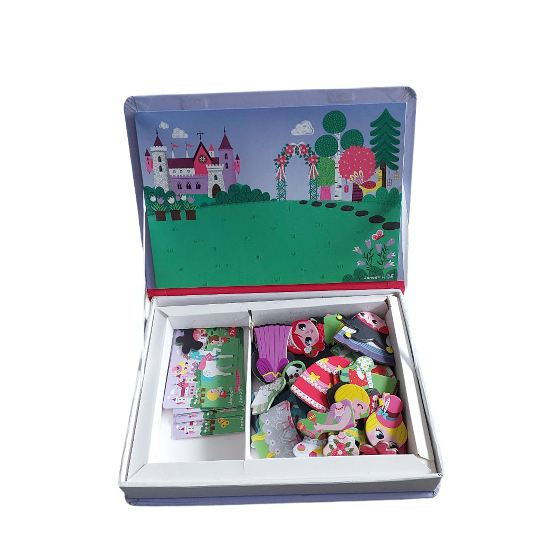 Janod, Magneti Book, Magnetic educational game in cardboard on the princess theme. Composed of 55 magnets and 7 cards. Once the book is opened, the aim is to make on the stage the same scene as indicated on the card thanks to the magnets.