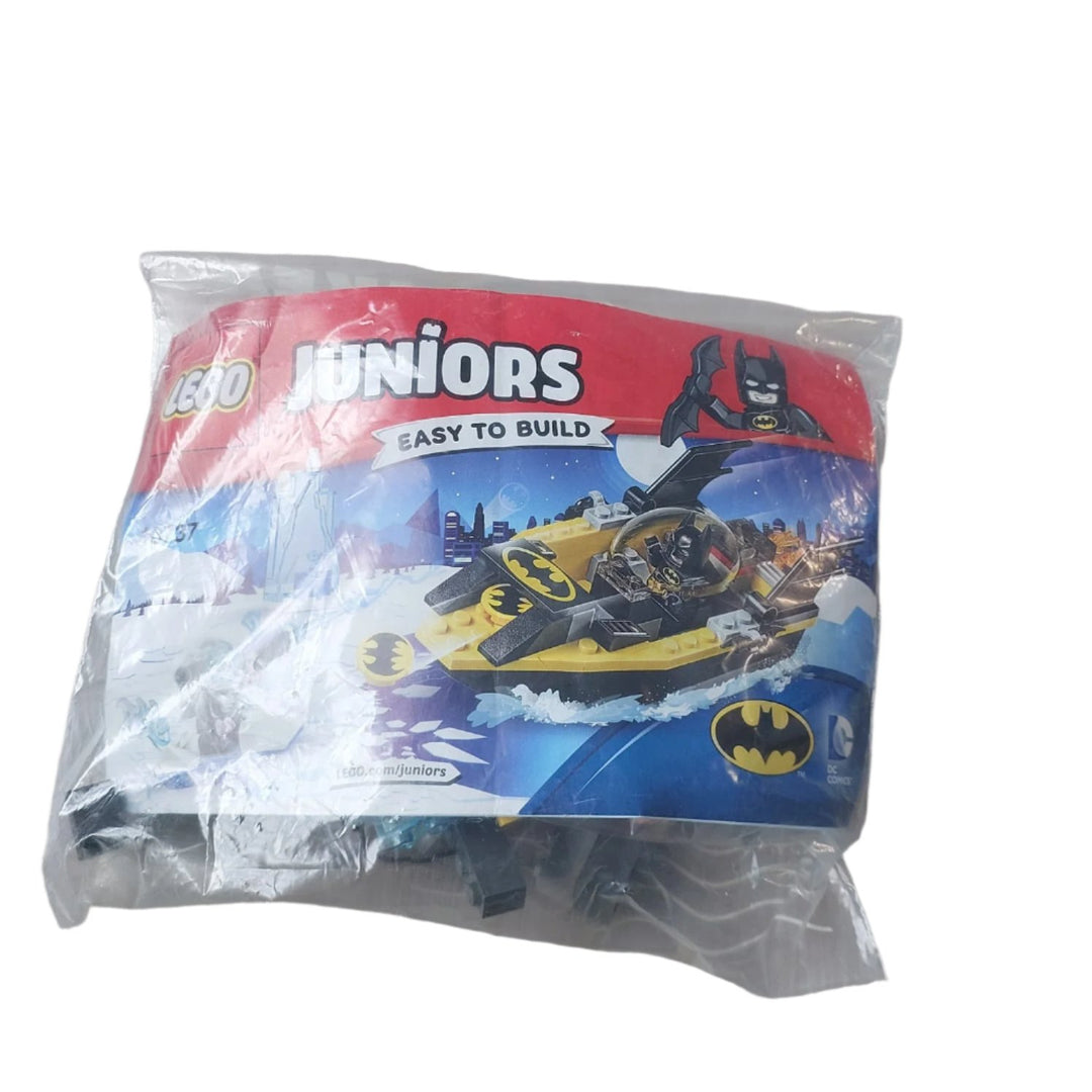 Lego, Lego juniors 10737, Hop aboard the powerful Batboat and help Batman keep Gotham City safe from Mr. Freeze. Load up the bat-discs and take aim at the ice speeder. But look out. If Mr. Freeze uses his freeze gun and captures Batman in his icy jail, Gotham City will be put on ice.