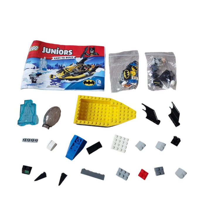 Lego, Lego juniors 10737, Hop aboard the powerful Batboat and help Batman keep Gotham City safe from Mr. Freeze. Load up the bat-discs and take aim at the ice speeder. But look out. If Mr. Freeze uses his freeze gun and captures Batman in his icy jail, Gotham City will be put on ice.